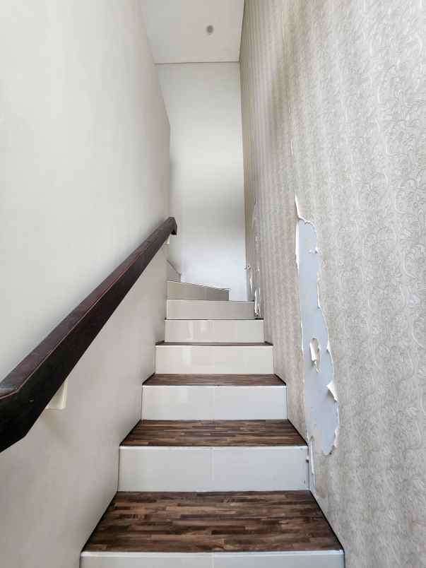 dijual rumah jalan royal residence