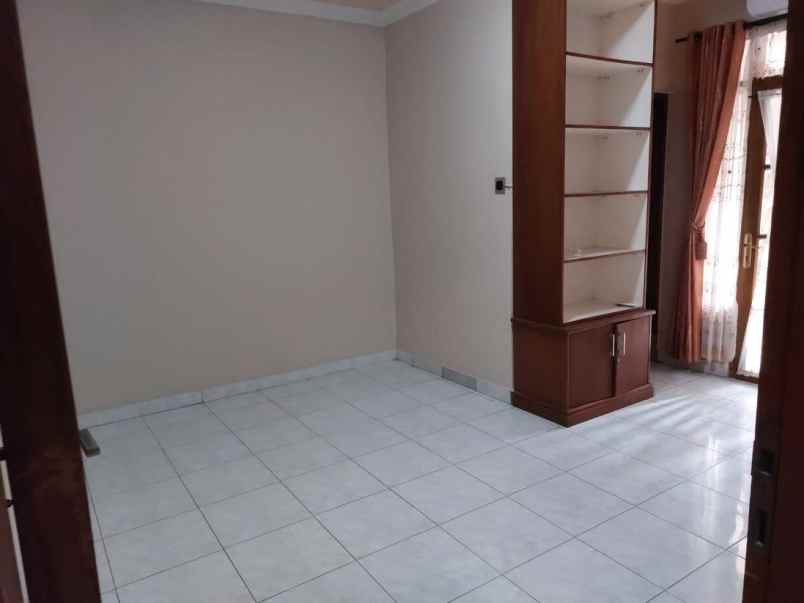 dijual rumah jl aria graha