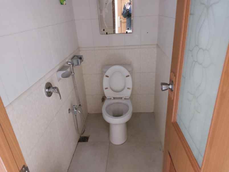 dijual rumah jl aria graha