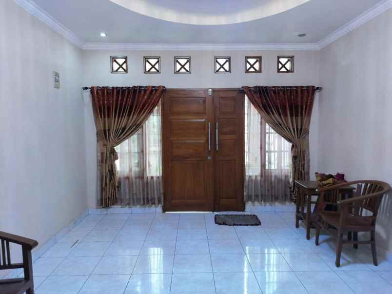dijual rumah jl aria graha