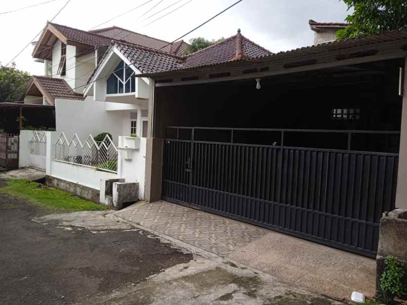 dijual rumah jl galuh raya cirendeu