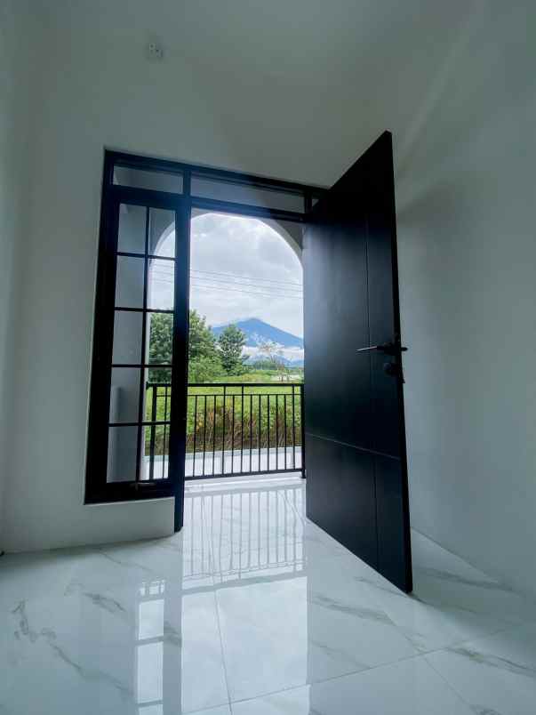 dijual rumah jl ir soekarno cirendang