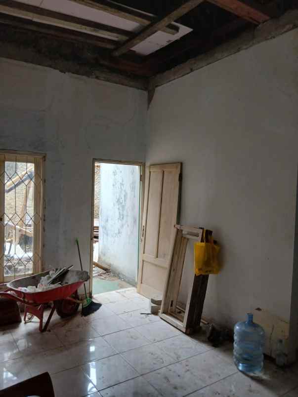 dijual rumah jl j sinda