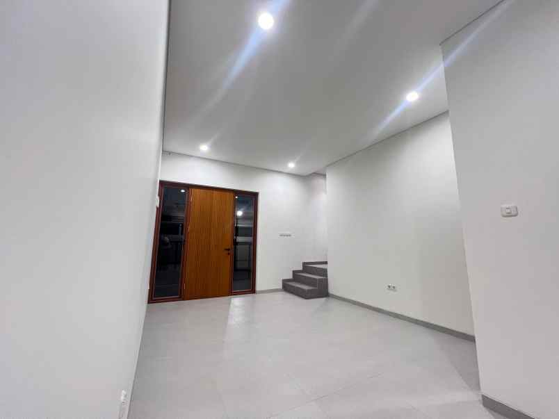 dijual rumah jl kodau raya pondok