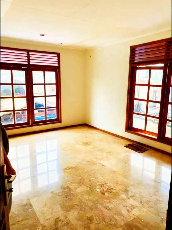 dijual rumah jl setia jatiwaringin