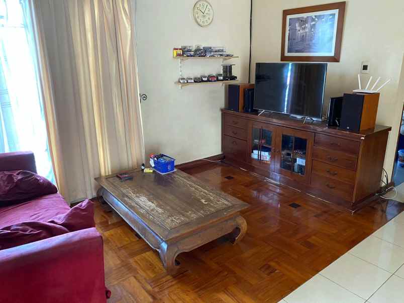 dijual rumah jl setrasari