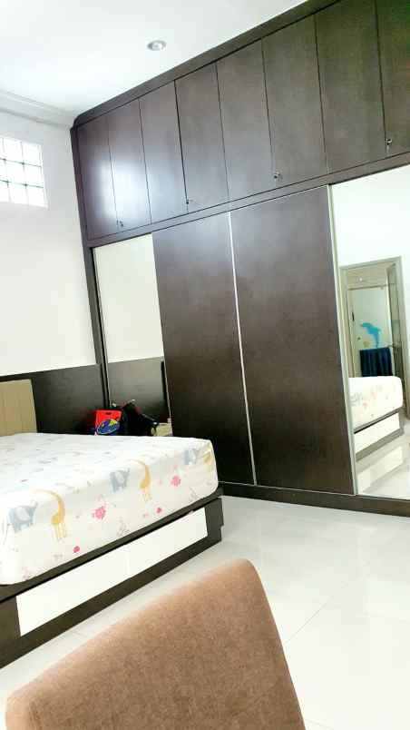 dijual rumah jl sutorejo