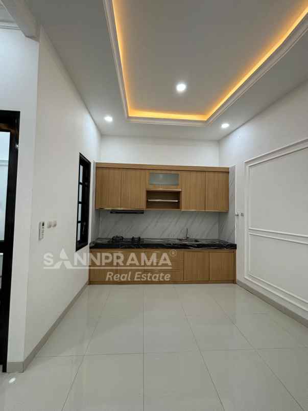 dijual rumah jln raya kramat jati