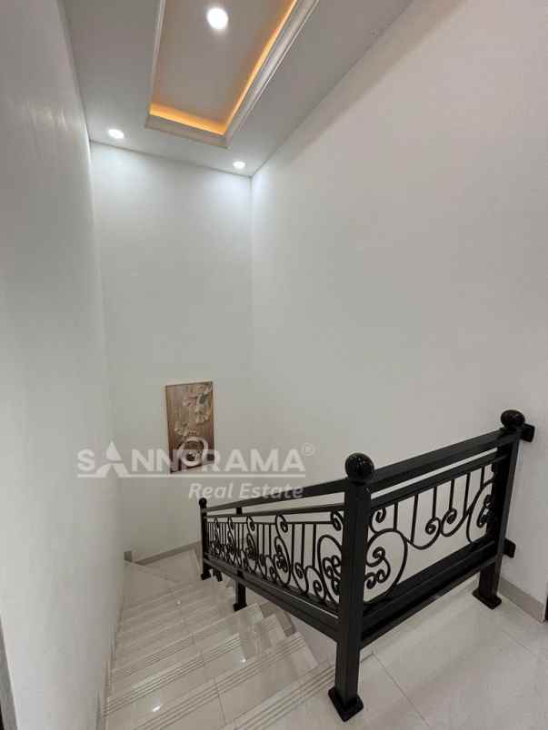 dijual rumah jln raya kramat jati