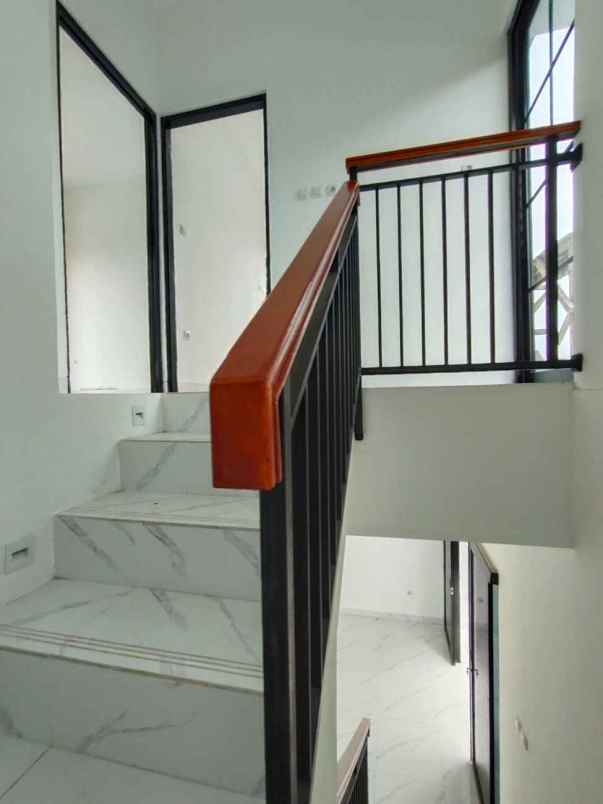 dijual rumah jln raya pramuka mampang depok