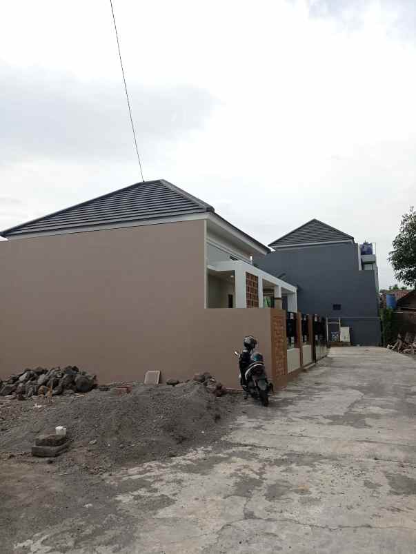 dijual rumah kadirojo purwomartani kalasan