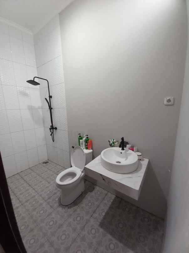 dijual rumah kencana loka