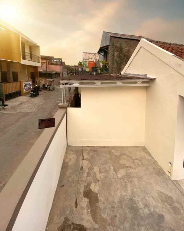 dijual rumah komp laksanana mekar