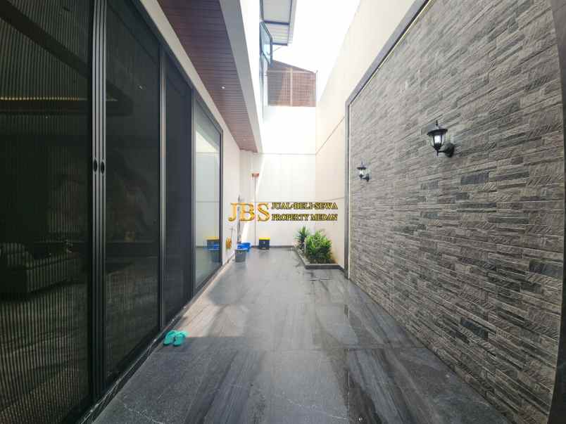 dijual rumah komplek citraland gama
