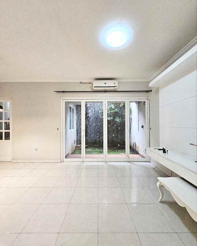 dijual rumah komplek discovery bintaro