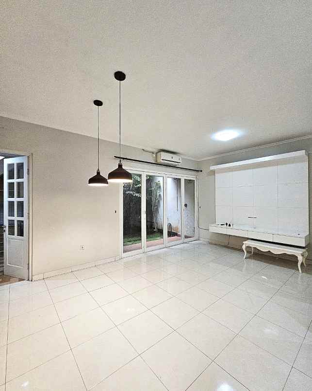 dijual rumah komplek discovery bintaro