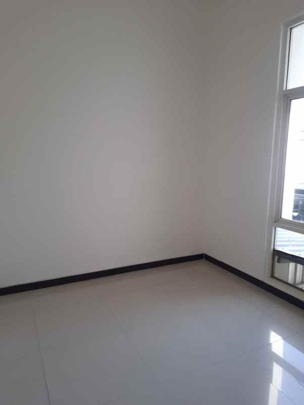 dijual rumah lebak indah