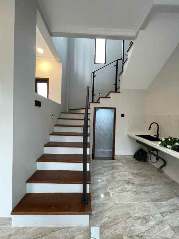 dijual rumah maguwoharjo depok sleman