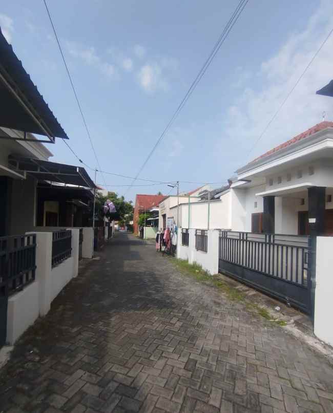 dijual rumah mantrijeron