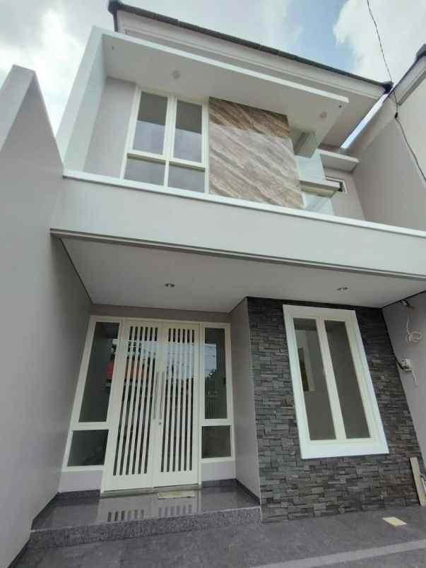 dijual rumah manyar