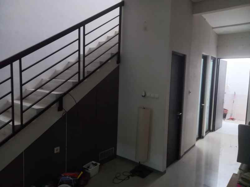 dijual rumah medokan ayu