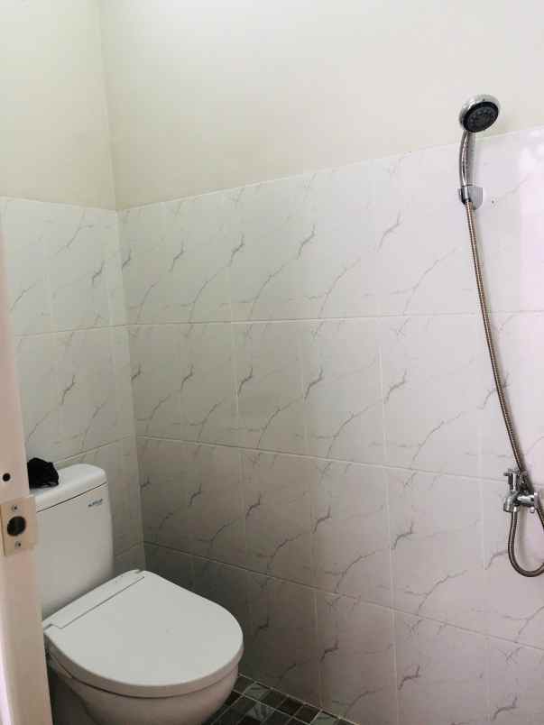 dijual rumah minimalis tropis modern lokasi strategis