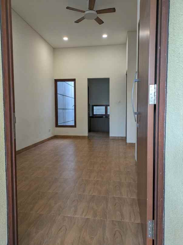 dijual rumah nempel gerbang tol