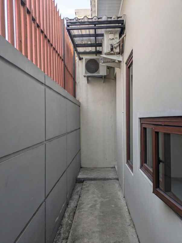 dijual rumah nempel gerbang tol