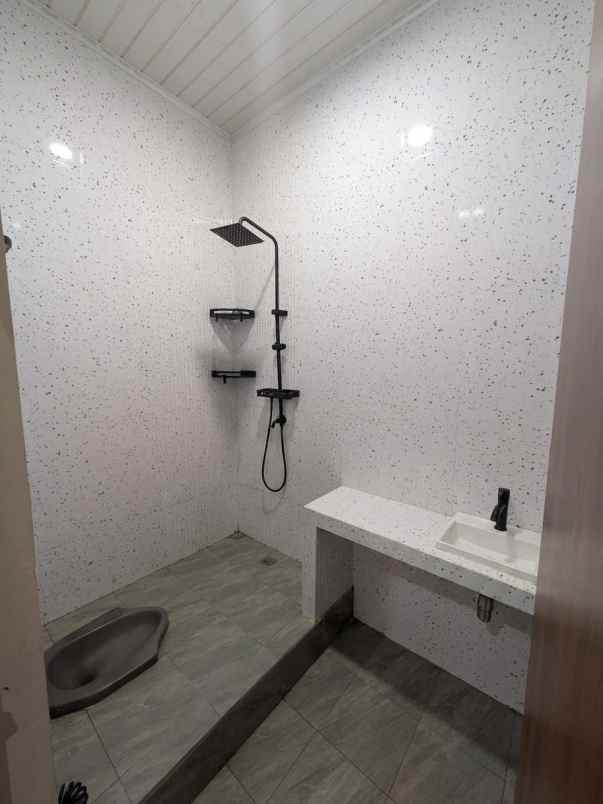 dijual rumah nempel gerbang tol