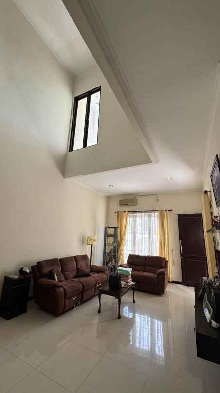 dijual rumah nginden