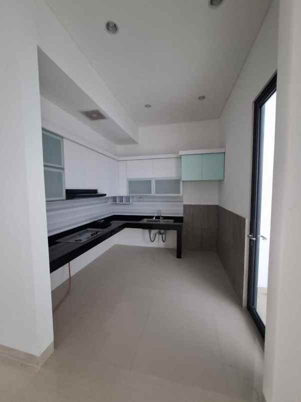 dijual rumah pakuwon city