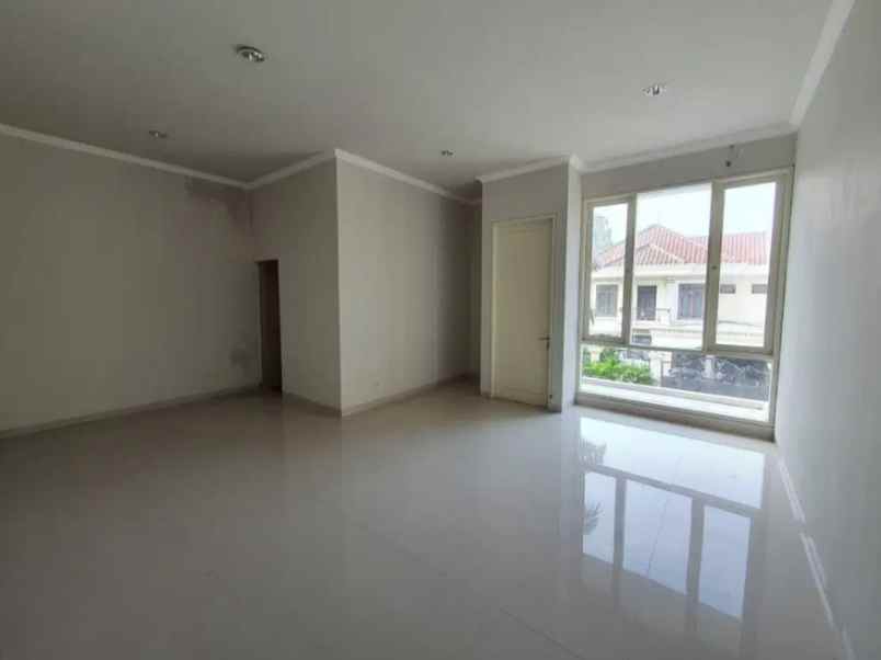 dijual rumah pakuwon city villa royal