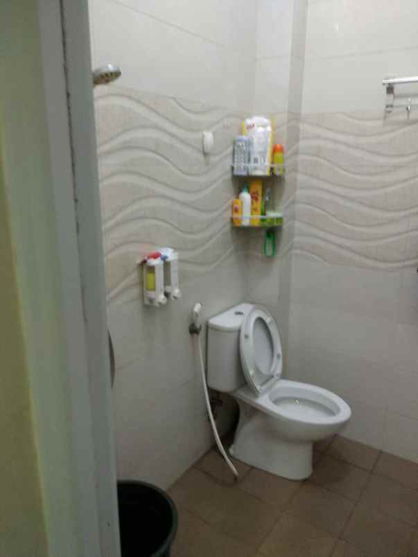 dijual rumah perum boulevard hijau