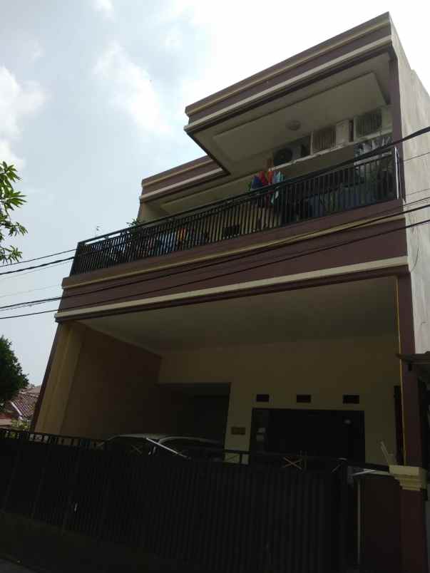 dijual rumah perum boulevard hijau