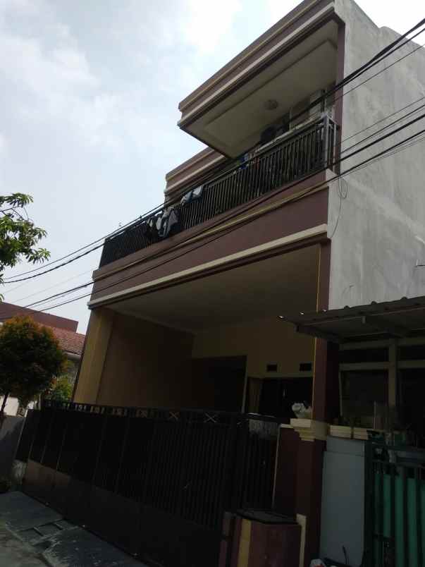 dijual rumah perum boulevard hijau