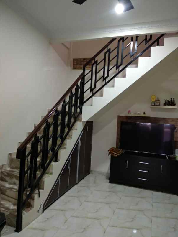 dijual rumah perum boulevard hijau