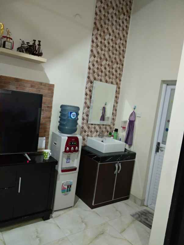 dijual rumah perum boulevard hijau