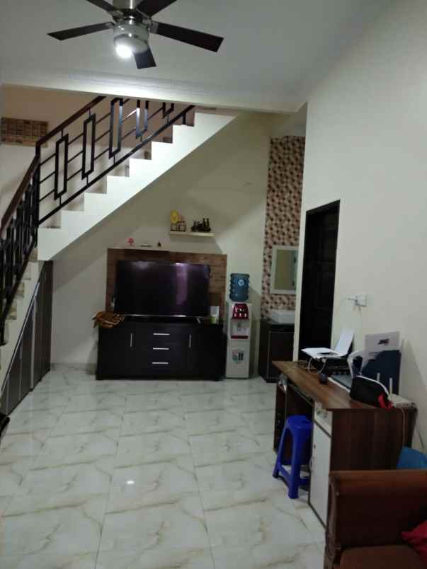 dijual rumah perum boulevard hijau