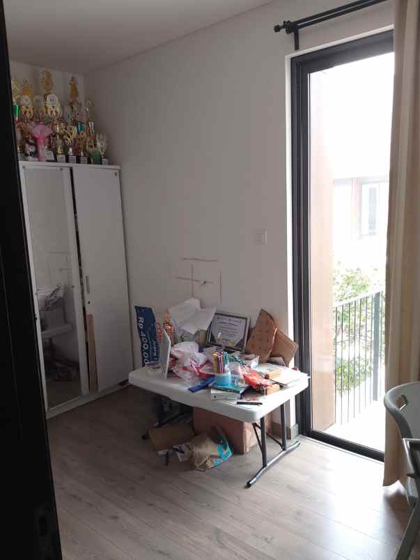 dijual rumah perumahan wisteria metland