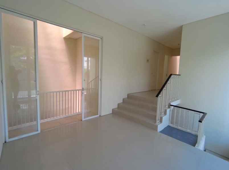 dijual rumah royal residence