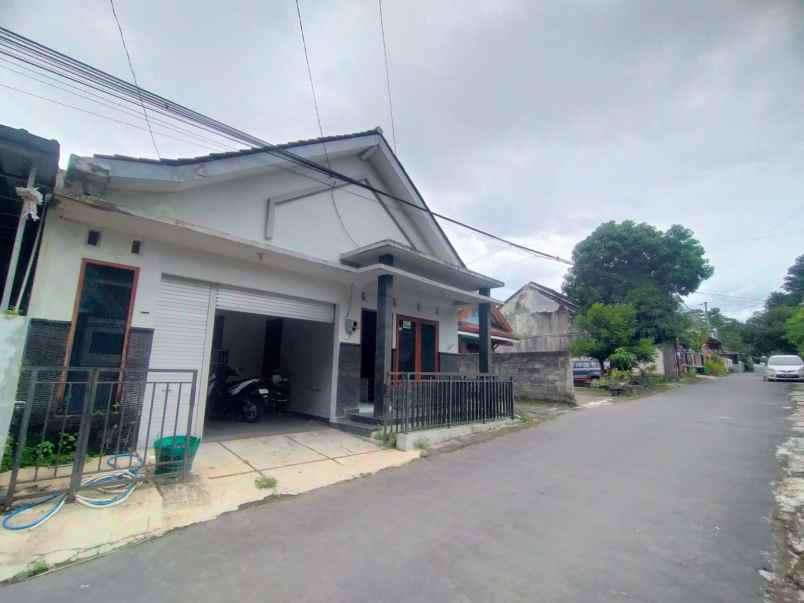 dijual rumah sd model