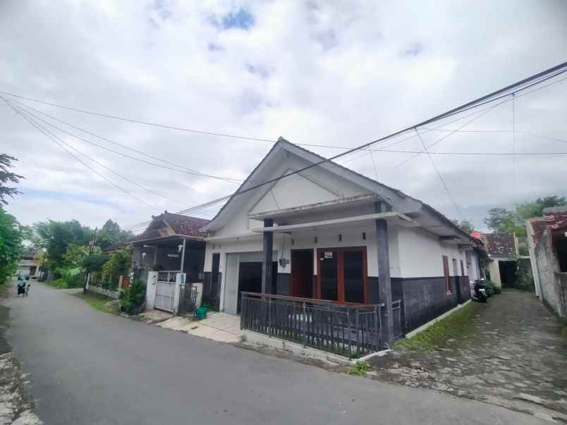 dijual rumah sd model