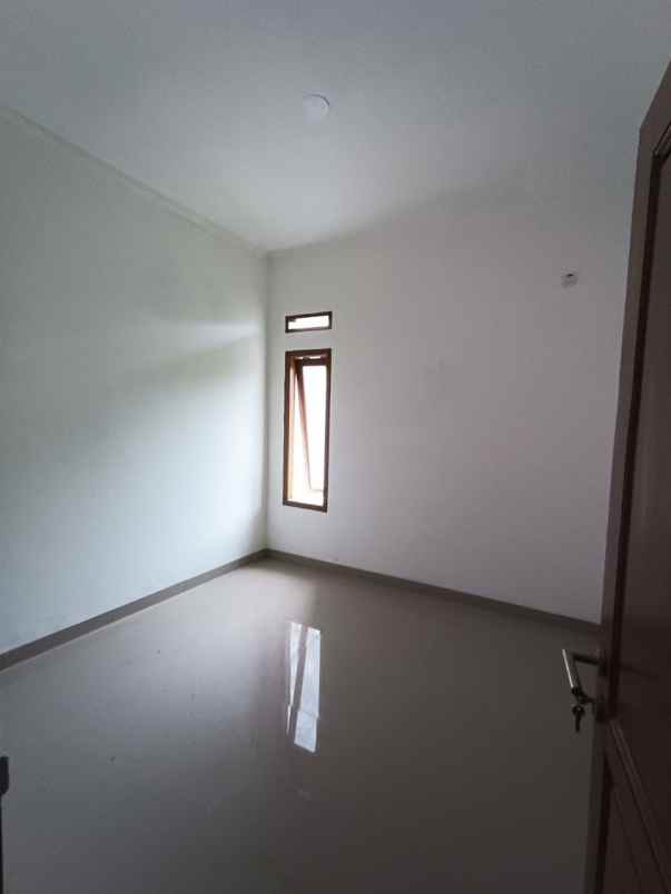 dijual rumah serua ciputat