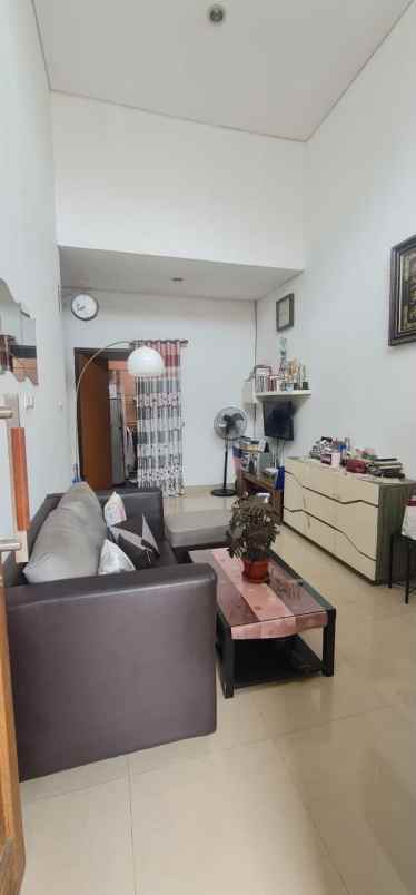 dijual rumah serua indah
