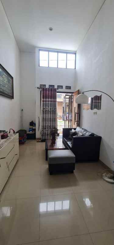 dijual rumah serua indah
