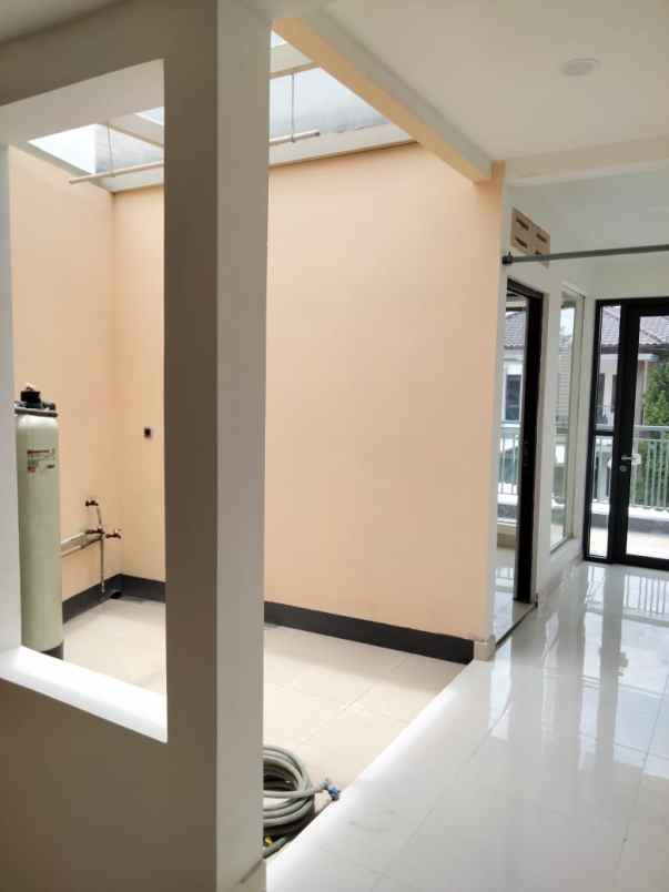 dijual rumah singgasana pradana