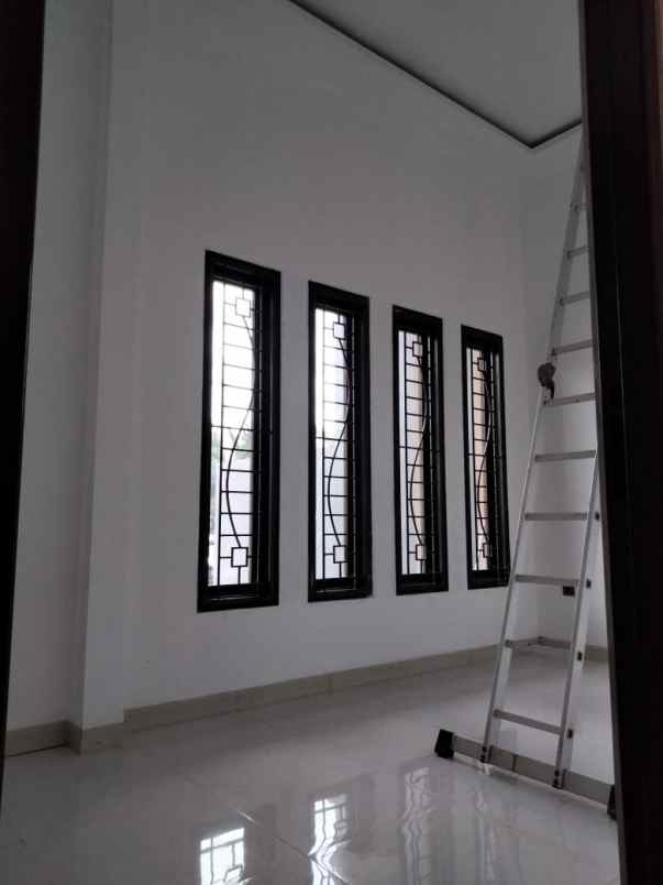 dijual rumah singgasana pradana