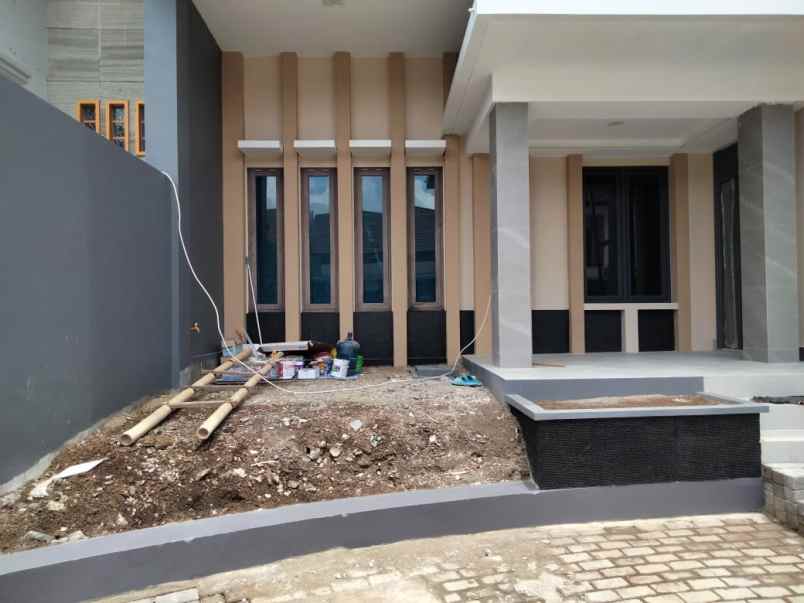 dijual rumah singgasana pradana