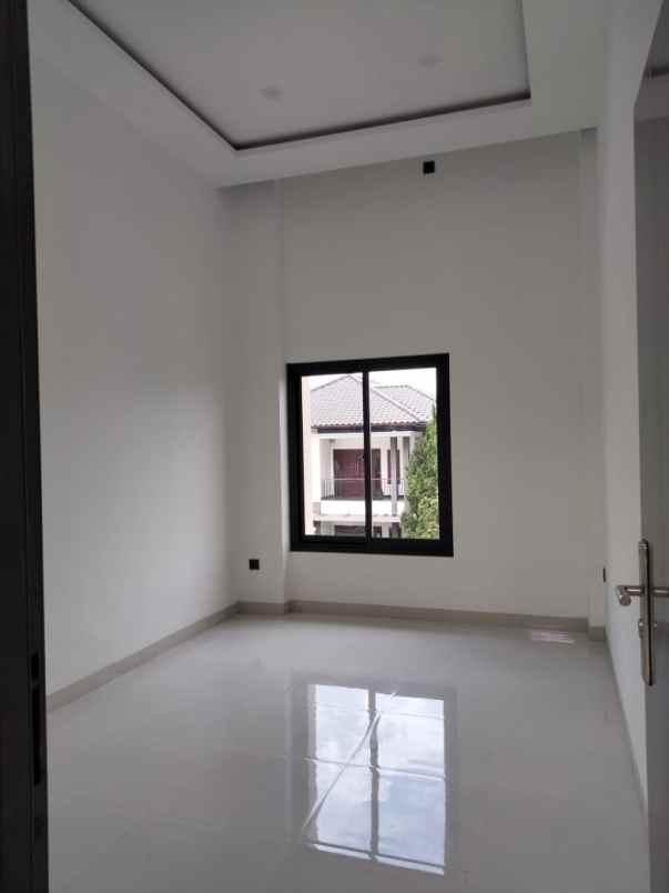 dijual rumah singgasana pradana