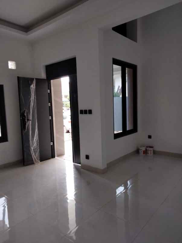 dijual rumah singgasana pradana